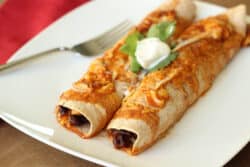 Käse-Schwarze-Bohnen-Enchiladas mit Würziger Ranchero-Sauce