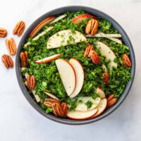 Knuspriger Grünkohl- und Apfelsalat mit Zesty Mohn-Dressing