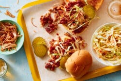 Mini-BBQ-Pulled-Pork-Slider mit Gurken
