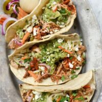 Pulled Pork Tacos mit Cremiger Avocado-Sauce