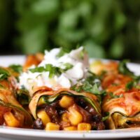 Enchiladas mit schwarzen Bohnen, Zucchini und Mais