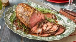Kräuterinfundierter Oberpfannenröstbraten