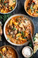Pikante Tortellini-Suppen mit Wurst