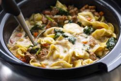Cremige Italienische Wurst- und Tortellini-Slow-Cooker-Suppe