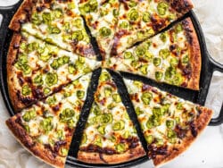 Pizza mit Speck und Gurken