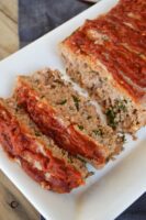 Feta-gefülltes Fleischbrot mit gerösteten Paprika