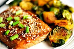 Ein-Pfannen Balsamico-Glasierter Lachs mit Gerösteten Rosenkohl
