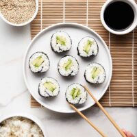 Einfache Gurken-Avocado Sushi-Rollen