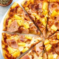 Leckere Ananas-Bacon-Pizza