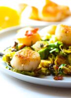 Gebratene Jakobsmuscheln mit Rosenkohl und Zitronen-Schnittlauch-Crème Fraîche