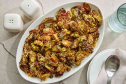 Geschmackvolle Ofenkartoffeln mit Rosenkohl und Speck