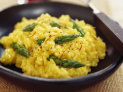Safran-Eleganz: Cremiges Parmesan-Risotto