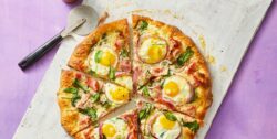 Einfache Frühstückspizza mit Schinken und Ei
