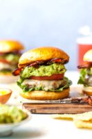 Gewürzte Avocado-Burger mit Queso Fresco