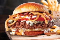 Japanischer Chili-Burger mit Yuzu-Mayo