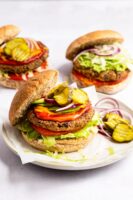 Herzhaft leckere Veggie-Burger mit Haferflocken