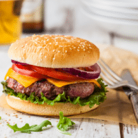 Klassischer Cheeseburger
