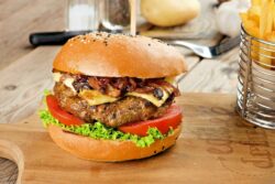 Klassischer Rinderburger mit geschmolzenem Käse
