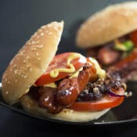 Italienische Wurst-Burger mit Knoblauch-Spinat