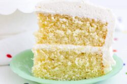 Klassischer Vanille-Schichtkuchen mit fluffigem Frosting